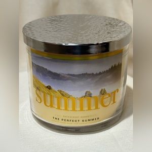 Bath & Body Works SUMMER 3 Wick Candle - NWT